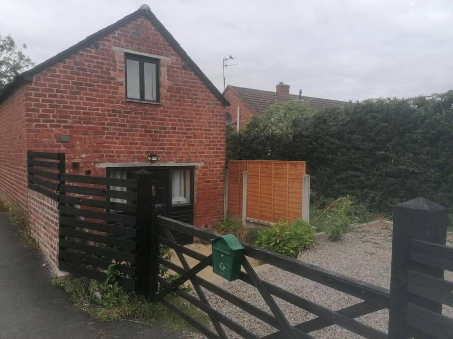The Old Barn, Cosy Townhouse In Leominster Vila Exterior foto